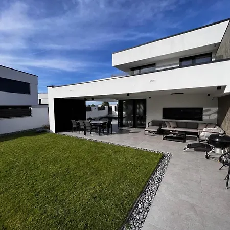 Glam Villa *